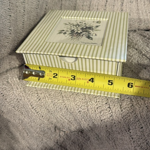 Nature’s Sketchbook by Marjolein Bastin sage green /cream keepsake and note box - Picture 13 of 13